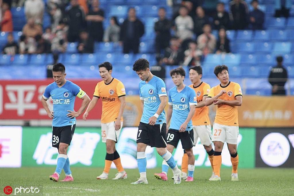 今日焦点战预告18:00韩职联升降级附加赛 釜山偶像vs水原FC、金浦FCvsFC江原 首回合谁能先拔头筹？20:00亚冠赛事武汉三镇 VS 浦项制铁，武汉三镇能否捍卫主场颜面？03:00 英超赛场谢菲尔德联 VS 利物浦，谢菲尔德联临阵换帅，利物浦笑纳三分？04:15 英超 曼联 VS 切尔西，红蓝大战，曼联内部频传将帅不合之声，切尔西乘势再取一胜？事件图片报：穆勒想再踢一年，若续约他希望不降薪&转会想去欧冠球队德媒《图片报》报道称，穆勒还想要再踢一年，如果和拜仁续约他希望的是不降薪。